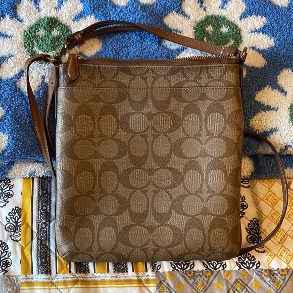Coach Signature crossbody - Picture 2 of 5